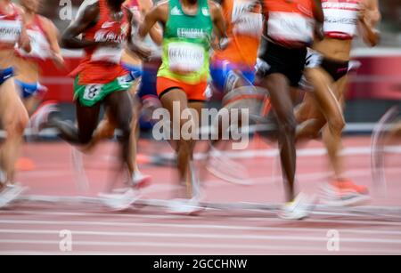 Tokyo, Japan. 07th Aug, 2021. The field of runners in action, detail, legs, blurred, wiper, feature, symbolic photo, edge motif, athletics, women's 10,000m final, women's 10,000m final, on 08/07/2021 Olympic Summer Games 2020, from 23.07. - 08.08.2021 in Tokyo/Japan. Credit: dpa/Alamy Live News Stock Photo