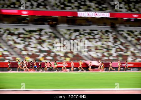 Tokyo, Japan. 07th Aug, 2021. The field of runners in action, blurred, wiper, feature, symbolic photo, edge motif, athletics, women's 10,000m final, Women's 10,000m final, on 08/07/2021 Olympic Summer Games 2020, from 07/23 to 2021. - 08.08.2021 in Tokyo/Japan. Credit: dpa/Alamy Live News Stock Photo