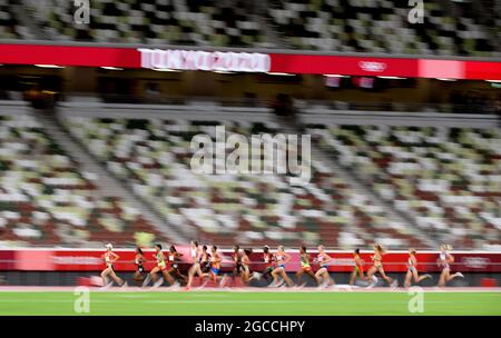 Tokyo, Japan. 07th Aug, 2021. The field of runners in action, blurred, wiper, feature, symbolic photo, edge motif, athletics, women's 10,000m final, Women's 10,000m final, on 08/07/2021 Olympic Summer Games 2020, from 07/23 to 2021. - 08.08.2021 in Tokyo/Japan. Credit: dpa/Alamy Live News Stock Photo