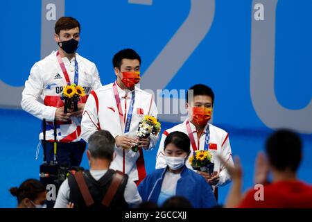Award ceremony, victory ceremony, from left: Jian YANG (CHN), 2nd place, silver medal, silver medal, silver medalist, silver medalist, Yuan CAO (CHN), winner, winner, Olympic champion, 1st place, gold medal, gold medalist, Olympic Champion, gold medalist Thomas DALEY (GBR), 3rd place, bronze medal, bronze medal, bronce medalist, bronze medalist, jubilation, cheering, joy, cheers, medal ceremony Diving 10m of men, Diving Men's 10m Platform Final at Tokyo Aquatics Center 07.08.2021 Olympic Summer Games 2020, from 23.07. - 08.08.2021 in Tokyo/Japan. Stock Photo