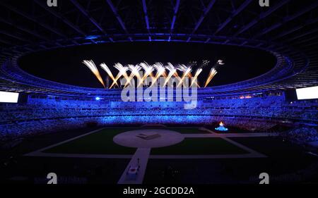 (210808) -- TOKYO, Aug. 8, 2021 (Xinhua) -- Fireworks explode over the Olympic Stadium during the closing ceremony of Tokyo 2020 Olympic Games in Tokyo, Japan, Aug. 8, 2021. (Xinhua/Liu Dawei) Stock Photo