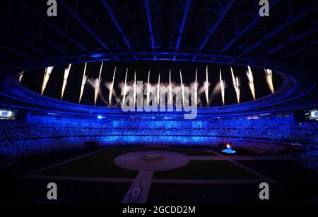 (210808) -- TOKYO, Aug. 8, 2021 (Xinhua) -- Fireworks explode over the Olympic Stadium during the closing ceremony of Tokyo 2020 Olympic Games in Tokyo, Japan, Aug. 8, 2021. (Xinhua/Liu Dawei) Stock Photo