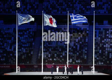 (210808) -- TOKYO, Aug. 8, 2021 (Xinhua) -- The national flag of Greece is raised during the closing ceremony of Tokyo 2020 Olympic Games at the Olympic Stadium in Tokyo, Japan, Aug. 8, 2021. (Xinhua/Liu Dawei) Stock Photo