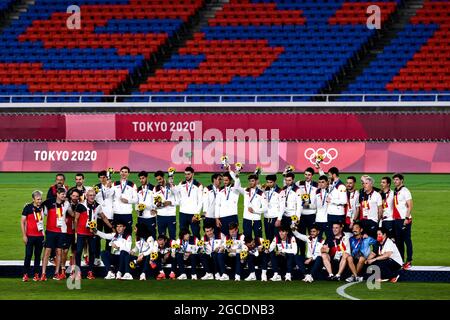 YOKOHAMA, JAPAN - AUGUST 7: Staff and players of Spain showing their silver medal after the Tokyo 2020 Olympic Mens Football Tournament Gold Medal Match between Brazil and Spain at International Stadium Yokohama on August 7, 2021 in Yokohama, Japan (Photo by Pablo Morano/Orange Pictures) Stock Photo