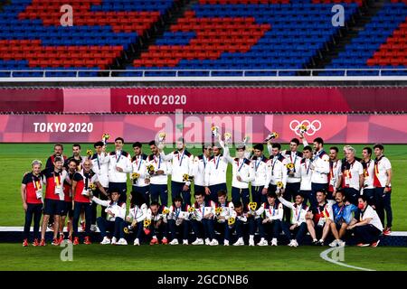 YOKOHAMA, JAPAN - AUGUST 7: Staff and players of Spain showing their silver medal after the Tokyo 2020 Olympic Mens Football Tournament Gold Medal Match between Brazil and Spain at International Stadium Yokohama on August 7, 2021 in Yokohama, Japan (Photo by Pablo Morano/Orange Pictures) Stock Photo