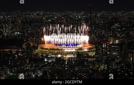 (210808) -- TOKYO, Aug. 8, 2021 (Xinhua) -- Fireworks explode over the Olympic Stadium during the closing ceremony of Tokyo 2020 Olympic Games in Tokyo, Japan, Aug 8, 2021. (Xinhua/Dai Tianfang) Stock Photo