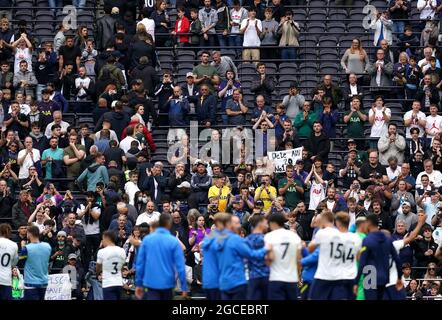 Fans applaud the Tottenham Hotspur players after The Mind Series match at the Tottenham Hotspur Stadium, London. Picture date: Sunday August 8, 2021. Stock Photo