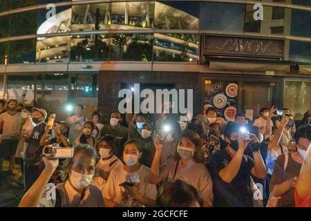 Tokyo, Japan. 08th Aug, 2021. People gather outside of National Stadium during closing ceremony of the Tokyo 2020 Olympic on August 8 2021 in Tokyo, Japan. (Photo by Mihoko Owada/Spa USA) Credit: Sipa USA/Alamy Live News Stock Photo