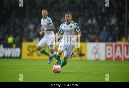 Norderstedt, Germany. 07th Aug, 2021. Football: DFB Cup, Eintracht Norderstedt - Hannover 96, 1st round at Edmund-Plambeck-Stadion. Hannover's Dominik Kaiser plays the ball. Credit: Daniel Reinhardt/dpa - IMPORTANT NOTE: In accordance with the regulations of the DFL Deutsche Fußball Liga and/or the DFB Deutscher Fußball-Bund, it is prohibited to use or have used photographs taken in the stadium and/or of the match in the form of sequence pictures and/or video-like photo series./dpa/Alamy Live News Stock Photo