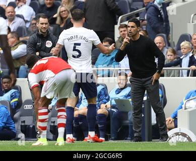 London, England, 8th August 2021. Arsenal manager Mikel Arteta gestures to Pierre-Emile Hojberg of Tottenham Hotspur after they clash on the sideline during the Pre Season Friendly match at the Tottenham Hotspur Stadium, London. Picture credit should read: Paul Terry / Sportimage Credit: Sportimage/Alamy Live News Stock Photo