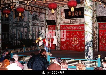 Aufführung eines traditinellen Stücks der Peking Oper in Peking, China 1998. Traditional play of the Beijing opera at Beijing, China 1998. Stock Photo