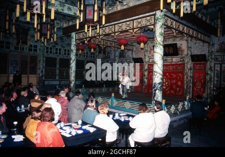 Aufführung eines traditinellen Stücks der Peking Oper in Peking, China 1998. Traditional play of the Beijing opera at Beijing, China 1998. Stock Photo