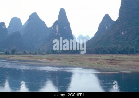 Berge am Li Jiang Fluss nahe der Stadt Guilin, China 1998. Mountains by the shore of river Li Jiang near the city of Guilin, China 1998. Stock Photo