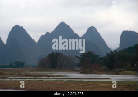 Berge am Li Jiang Fluss nahe der Stadt Guilin, China 1998. Mountains by the shore of river Li Jiang near the city of Guilin, China 1998. Stock Photo