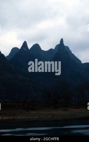 Berge am Li Jiang Fluss nahe der Stadt Guilin, China 1998. Mountains by the shore of river Li Jiang near the city of Guilin, China 1998. Stock Photo