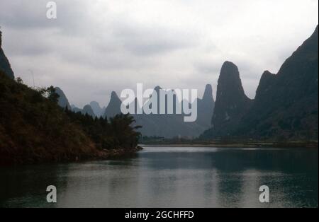 Berge am Li Jiang Fluss nahe der Stadt Guilin, China 1998. Mountains by the shore of river Li Jiang near the city of Guilin, China 1998. Stock Photo