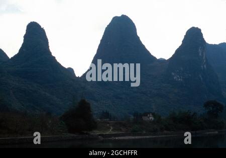 Berge am Li Jiang Fluss nahe der Stadt Guilin, China 1998. Mountains by the shore of river Li Jiang near the city of Guilin, China 1998. Stock Photo