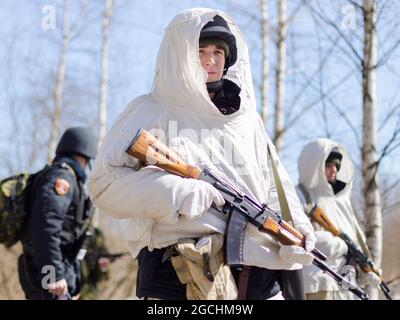 Elektrostal, Russia. 05th Apr, 2018. Soldiers of the Russian Guard seen in white camouflage coats during the military exercise.In Elektrostal, a practical lesson was held with servicemen and employees of special forces of the Central District of the Russian Guard. (Photo by Mihail Tokmakov/SOPA Images/Sipa USA) Credit: Sipa USA/Alamy Live News Stock Photo