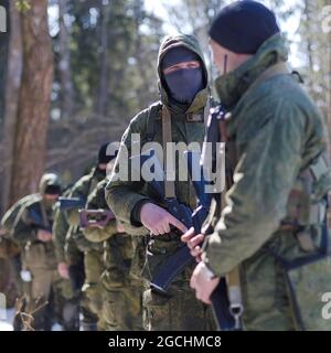 Elektrostal, Russia. 05th Apr, 2018. Spetsnaz forces seen coordinating their actions in the forest during the military exercise. In Elektrostal, a practical lesson was held with servicemen and employees of special forces of the Central District of the Russian Guard. (Photo by Mihail Tokmakov/SOPA Images/Sipa USA) Credit: Sipa USA/Alamy Live News Stock Photo