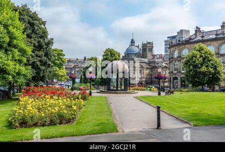 The Crescent Gardens in the centre of Harrogate with the dome of the Royal Baths in the background. The building now includes a Turkish Bath and Chine Stock Photo