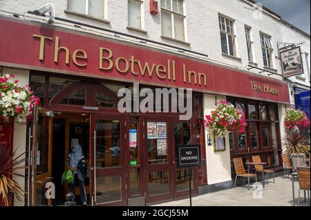 Hayes, London Borough of Hillingdon, UK. 5th August, 2021. A quiet lunchtime at the Wetherspoon Botwell Inn. Credit: Maureen McLean/Alamy Stock Photo