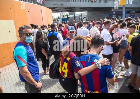 Barcelona, Catalonia, Spain. 8th Aug, 2021. Lionel Messi fans are seen at the Camp Nou stadium gate watching the player's farewell press conference on the mobile.At the time of the press conference of farewell to Lionel Messi from Futbol Club Barcelona, fans of the player were at the door of the Camp Nou stadium to try to say goodbye to their idol (Credit Image: © Thiago Prudencio/DAX via ZUMA Press Wire) Stock Photo