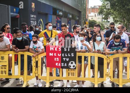Barcelona, Catalonia, Spain. 8th Aug, 2021. Lionel Messi fan is seen at the Camp Nou stadium gate with a shirt from the Argentine football club, Club Atlético Newell's Old Boys and a banner that says, Messi Newells is your home.At the time of the press conference of farewell to Lionel Messi from Futbol Club Barcelona, fans of the player were at the door of the Camp Nou stadium to try to say goodbye to their idol (Credit Image: © Thiago Prudencio/DAX via ZUMA Press Wire) Stock Photo