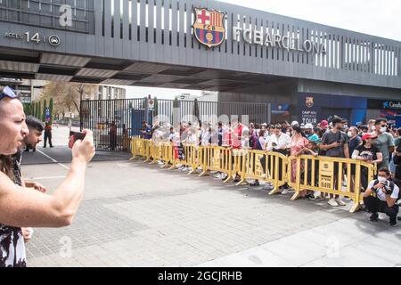 Barcelona, Catalonia, Spain. 8th Aug, 2021. Lionel Messi fans are seen at the Camp Nou stadium gate.At the time of the press conference of farewell to Lionel Messi from Futbol Club Barcelona, fans of the player were at the door of the Camp Nou stadium to try to say goodbye to their idol (Credit Image: © Thiago Prudencio/DAX via ZUMA Press Wire) Stock Photo