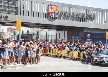 Barcelona, Catalonia, Spain. 8th Aug, 2021. Lionel Messi fans are seen at the Camp Nou stadium gate.At the time of the press conference of farewell to Lionel Messi from Futbol Club Barcelona, fans of the player were at the door of the Camp Nou stadium to try to say goodbye to their idol (Credit Image: © Thiago Prudencio/DAX via ZUMA Press Wire) Stock Photo