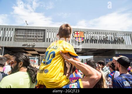 Barcelona, Catalonia, Spain. 8th Aug, 2021. Lionel Messi fan with a FC Barcelona Messi 10 shirt is seen at the gate of Camp Nou stadium.Lionel Messi fans are seen with FC Barcelona's Messi 10 shirt at the Camp Nou stadium gate.At the time of the press conference of farewell to Lionel Messi from Futbol Club Barcelona, fans of the player were at the door of the Camp Nou stadium to try to say goodbye to their idol (Credit Image: © Thiago Prudencio/DAX via ZUMA Press Wire) Stock Photo