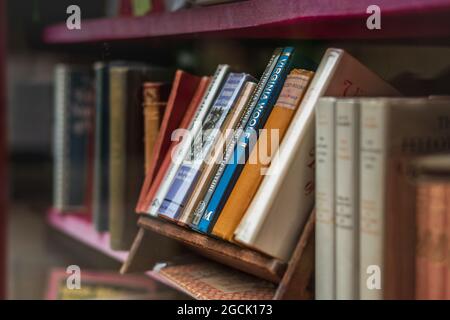 Book display hi-res stock photography and images - Alamy