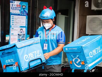 (210809) -- ZHANGJIAJIE, Aug. 9, 2021 (Xinhua) -- Delivery man Yan Yingzhao prepares for a delivery order in Yongding District of Zhangjiajie, central China's Hunan Province, Aug. 9, 2021.  Since last Tuesday, all the people in the central Chinese city of Zhangjiajie, including residents and tourists, are not allowed to leave the city as part of efforts to curb the latest resurgence of COVID-19.   Local authorities have prioritized delivery services to ensure the supply of necessities. Couriers like 22-year-old Yan Yingzhao are working day and night to deliver food items and medical supplies t Stock Photo