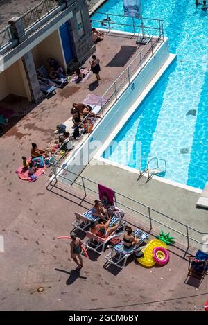 Plymouth, Devon, England, UK. 2021. Overview of Tinside Lido on Plymouth  seafront, Historic art deco style and voted in top ten outdoor pools in Euro Stock Photo