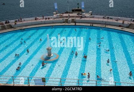 Plymouth, Devon, England, UK. 2021. Overview of Tinside Lido on Plymouth  seafront, Historic art deco style and voted in top ten outdoor pools in Euro Stock Photo