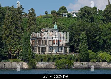 villa at the lakeside, Verbania-Pallanza, Lake Maggiore, Piedmont, Italy Stock Photo