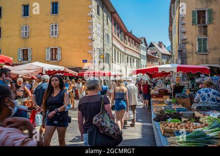 Tourists at the local market in via della Repubblica in Annecy on a sunny summer day. Annecy, Savoie department, Auvergne-Rhône-Alpes region, France Stock Photo