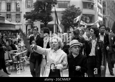 AJAXNETPHOTO. JUNE, 1969. PARIS, FRANCE. - STUDENT STREET DEMO - PHARMACEUTICAL UNIVERSITY FACULTY STUDENTS PROTEST ON THE CITY STREETS AGAINST NEW REGULATIONS BARRING THEM FROM HOSPITAL PRACTICE.PHOTO:JONATHAN EASTLAND/AJAX REF:692206040 Stock Photo