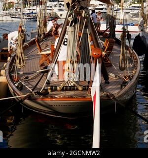 AJAXNETPHOTO. 2018. CANNES, FRANCE. - COTE D'AZUR RESORT - REGATES ROYALES CANNES 2018 - DECK LAYOUT VIEW OF THE BEAMY CLASSIC YACHT MOONBEAM OF FIFE MOORED IN THE OLD PORT AT THE END OF A DAY'S RACING.PHOTO:JONATHAN EASTLAND/AJAX REF:GX8 182509 584 Stock Photo