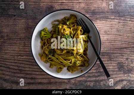vegan spinach fettuccine with broccoli and dairy free creamy sauce, healthy plant-based food recipes Stock Photo