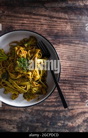 vegan spinach fettuccine with broccoli and dairy free creamy sauce, healthy plant-based food recipes Stock Photo