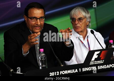 Singapore GP announces a five year extension to the current contract: Bernie Ecclestone (GBR) CEO Formula One Group (FOM) with Mr S Iswaran (SIN) Second Minister for Trade, Industry and Education (Left). Singapore Grand Prix, Saturday 22nd September 2012. Marina Bay Street Circuit, Singapore. Stock Photo