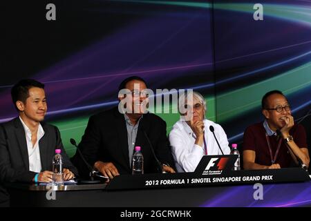 Singapore GP announces a five year extension to the current contract: Bernie Ecclestone (GBR) CEO Formula One Group (FOM) with Mr S Iswaran (SIN) Second Minister for Trade, Industry and Education (Second Left) and Ong Beng Seng (MAL) Owner Hotel Properties Ltd (Right) Singapore Grand Prix, Saturday 22nd September 2012. Marina Bay Street Circuit, Singapore. Stock Photo