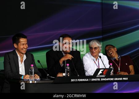 Singapore GP announces a five year extension to the current contract: Bernie Ecclestone (GBR) CEO Formula One Group (FOM) with Mr S Iswaran (SIN) Second Minister for Trade, Industry and Education (Second Left) and Ong Beng Seng (MAL) Owner Hotel Properties Ltd (Right) Singapore Grand Prix, Saturday 22nd September 2012. Marina Bay Street Circuit, Singapore. Stock Photo