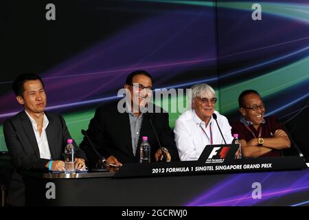 Singapore GP announces a five year extension to the current contract: Bernie Ecclestone (GBR) CEO Formula One Group (FOM) with Mr S Iswaran (SIN) Second Minister for Trade, Industry and Education (Second Left) and Ong Beng Seng (MAL) Owner Hotel Properties Ltd (Right) Singapore Grand Prix, Saturday 22nd September 2012. Marina Bay Street Circuit, Singapore. Stock Photo