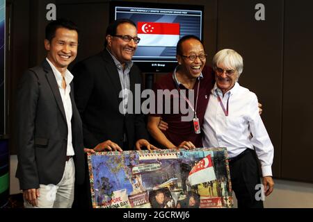 Singapore GP announces a five year extension to the current contract: Bernie Ecclestone (GBR) CEO Formula One Group (FOM) with Mr S Iswaran (SIN) Second Minister for Trade, Industry and Education (Second Left) and Ong Beng Seng (MAL) Owner Hotel Properties Ltd (Second Right). Singapore Grand Prix, Saturday 22nd September 2012. Marina Bay Street Circuit, Singapore. Stock Photo