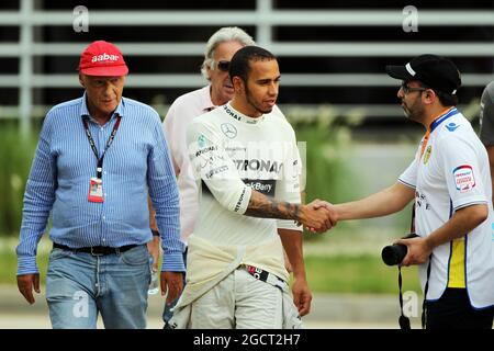 (L to R): Niki Lauda (AUT) Mercedes Non-Executive Chairman with Lewis Hamilton (GBR) Mercedes AMG F1. Bahrain Grand Prix, Saturday 20th April 2013. Sakhir, Bahrain. Stock Photo