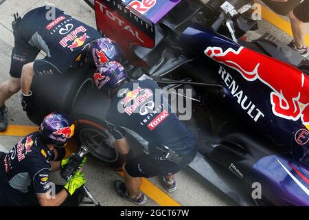 Red Bull Racing practice pit stops. Formula One Young Drivers Test, Day 2, Thursday 18th July 2013. Silverstone, England. Stock Photo