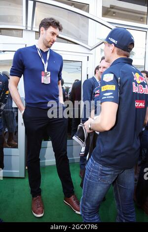 (L to R): Paul Gasol (ESP) San Antonio Spurs Basketball Player with Max Verstappen (NLD) Red Bull Racing. United States Grand Prix, Saturday 22nd October 2016. Circuit of the Americas, Austin, Texas, USA. Stock Photo