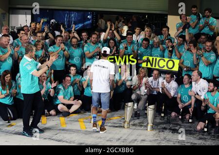 Lewis Hamilton (GBR) Mercedes AMG F1 celebrates with Thomas Weber (GER) Member of the Board of Management of Daimler AG and the team. Abu Dhabi Grand Prix, Sunday 27th November 2016. Yas Marina Circuit, Abu Dhabi, UAE. Stock Photo