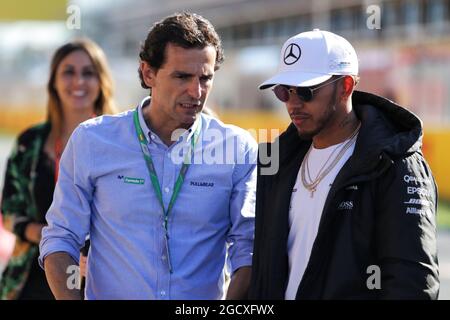 (L to R): Pedro De La Rosa (ESP) with Lewis Hamilton (GBR) Mercedes AMG F1. Spanish Grand Prix, Thursday 11th May 2017. Barcelona, Spain. Stock Photo